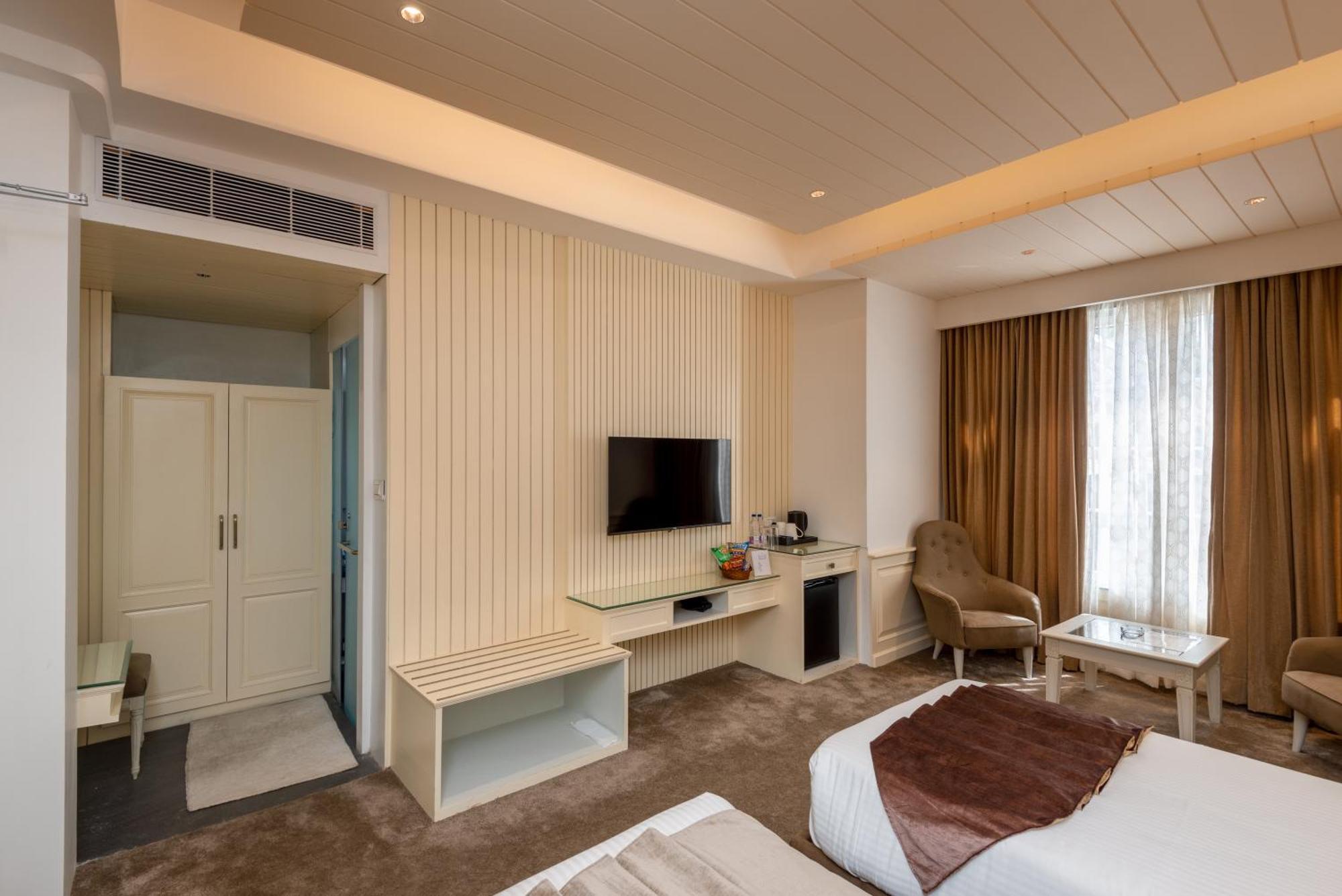 Hotel Grand Boulevard Durgjan Екстериор снимка