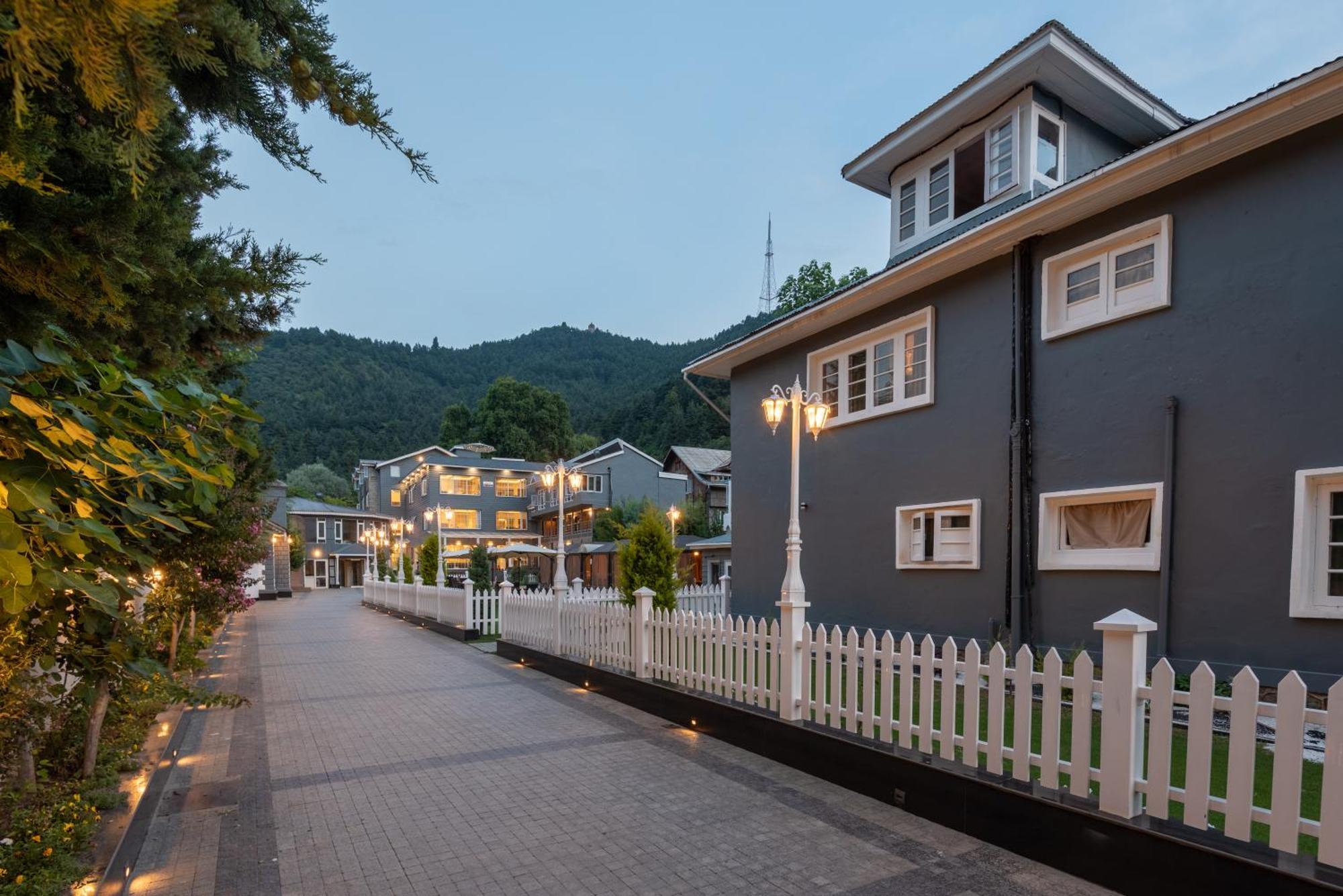 Hotel Grand Boulevard Durgjan Екстериор снимка