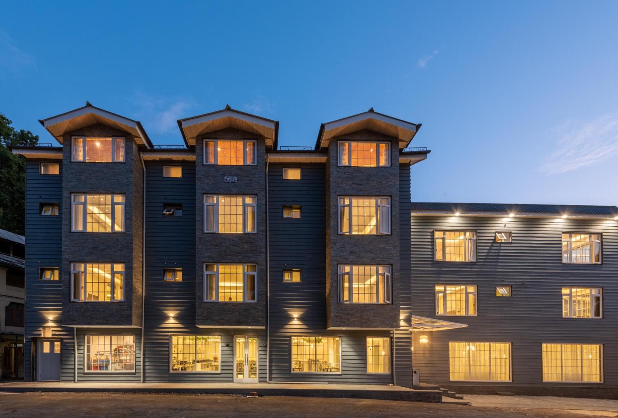 Hotel Grand Boulevard Durgjan Екстериор снимка