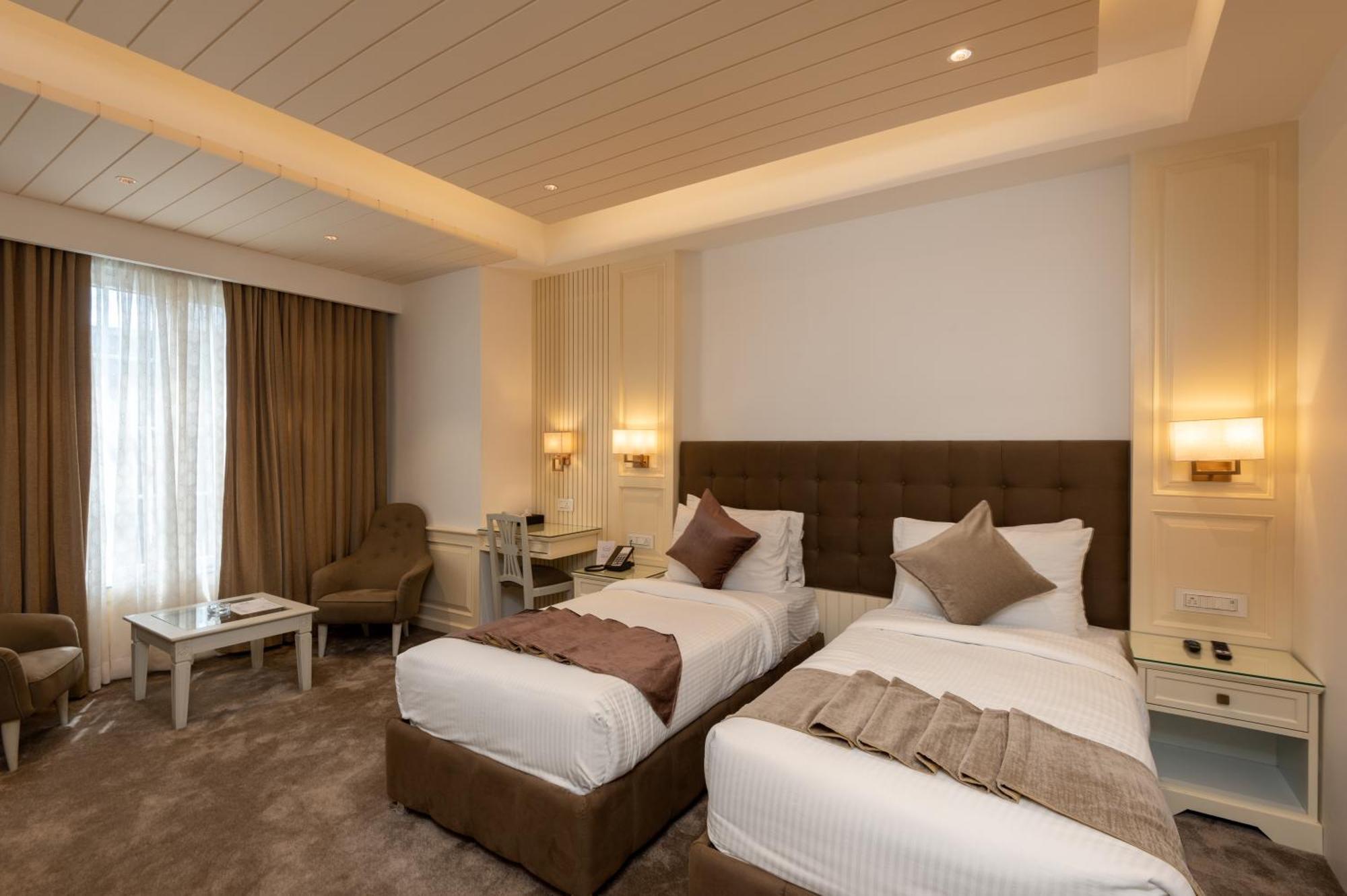 Hotel Grand Boulevard Durgjan Стая снимка